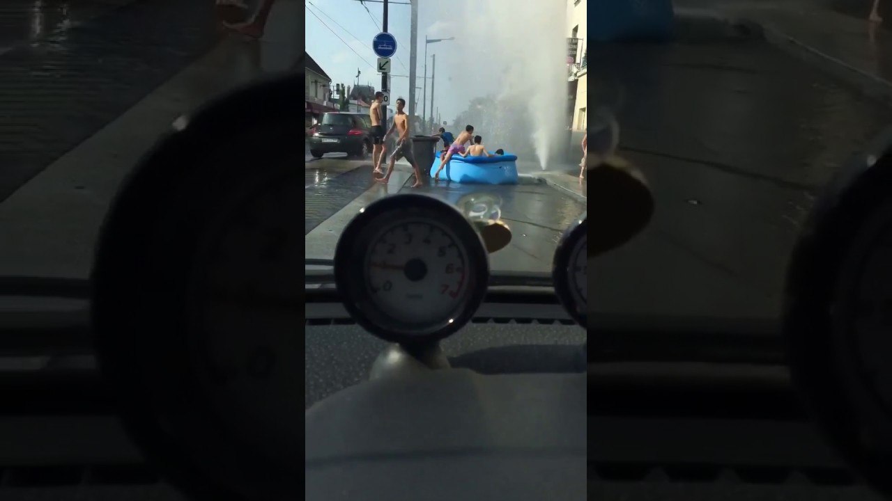 Des jeunes profitent de leur piscine en plein milieu de la route