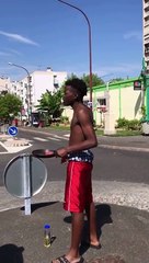 Un jeune homme propose aux automobilistes des steaks cuits au soleil !