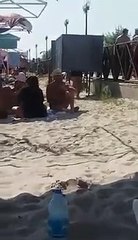 Un homme change dans un cabinet de plage qui ne cache rien !