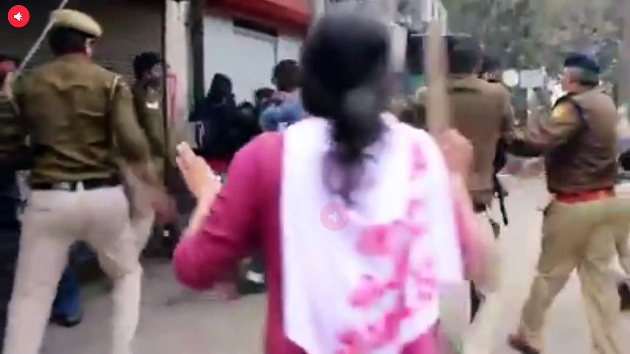 Sitapur में काशीराम कालोनी के पास शिक्षामित्रो व पुलिस के बीच हुआ भयंकर विवाद!!!