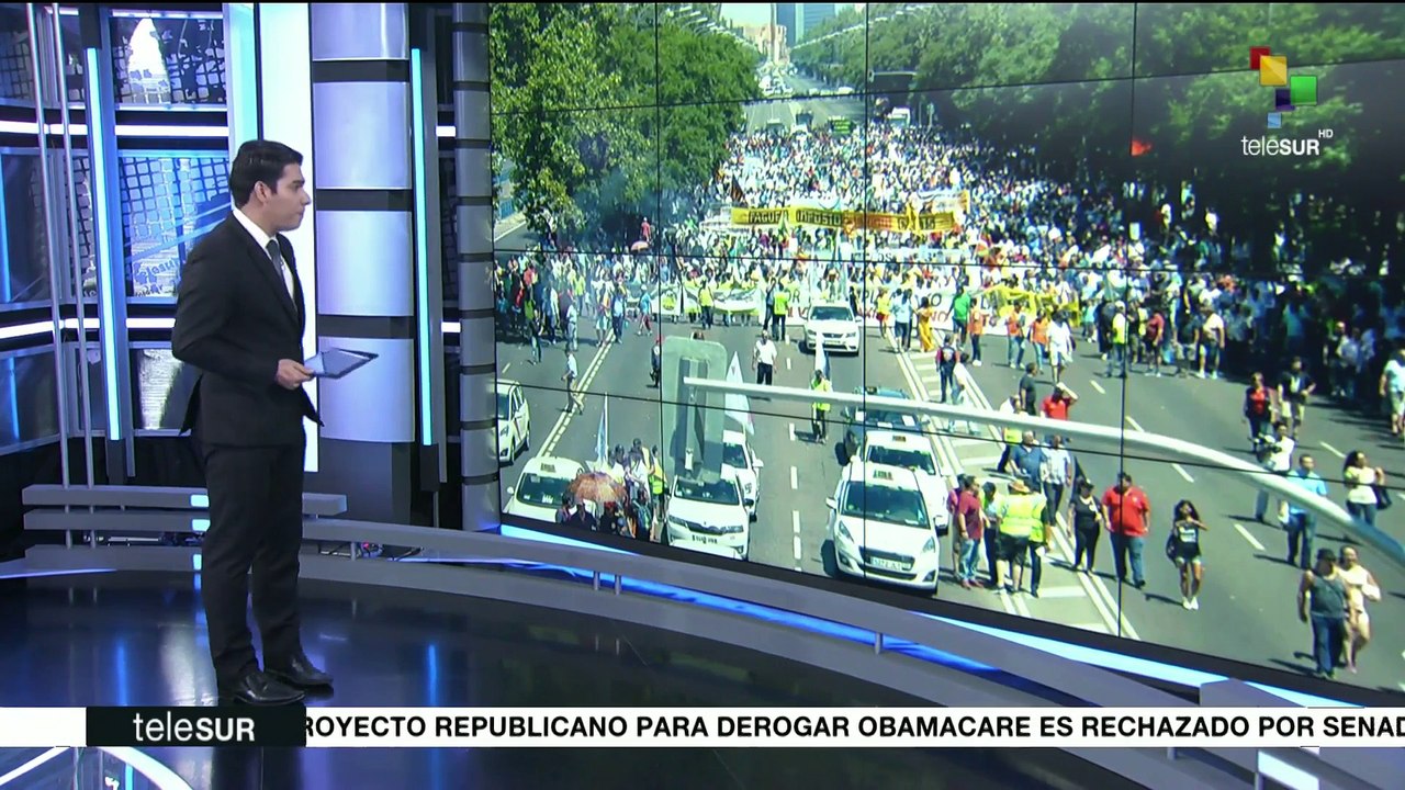 Taxistas españoles y catalanes protestan contra uso de Uber