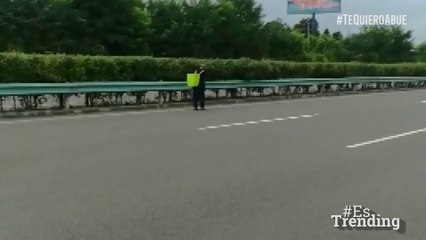 ¡Amor incomparable! Abuelo camina más de 60 kilómetros para llevarle comida a su nieto