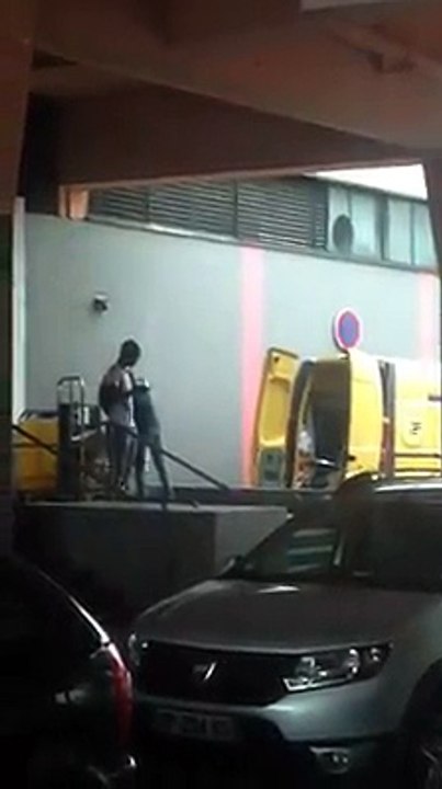 Les images d'un livreur qui mettent en colère les internautes - La Poste annonce l'ouverture d'une enquête