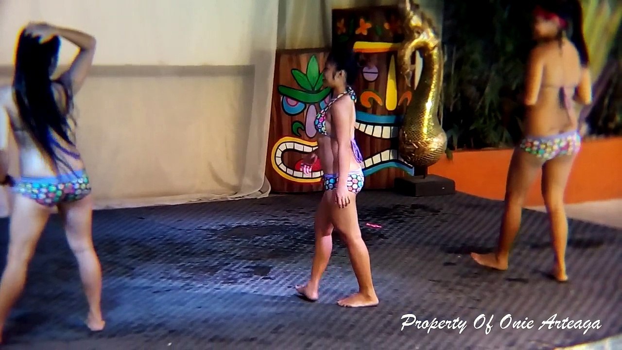 Random Score Birds Pool Party Clips #1