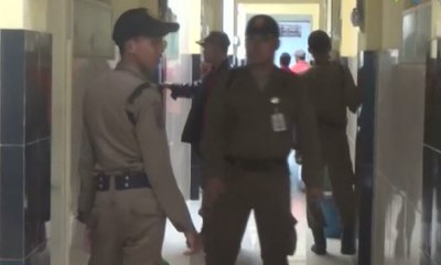 Petugas Razia Kos yang Diduga Tempat Peredaran Narkoba