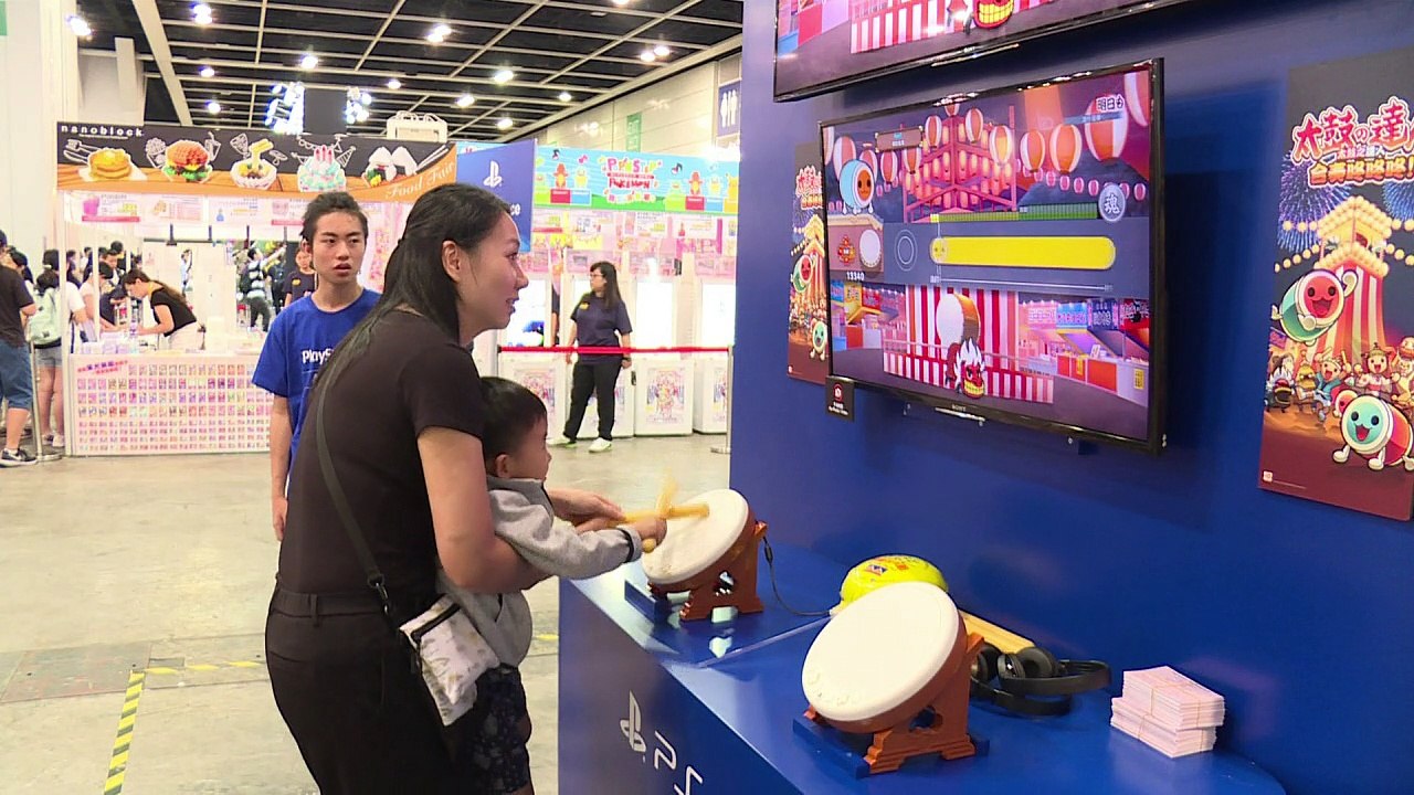 Einsame Herzen suchen virtuelle Freundinnen auf Videospiel-Messe