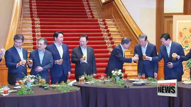 Beer Night between President Moon and corporate tycoons free up communication