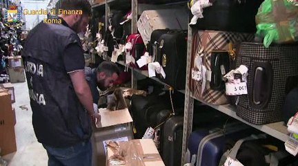 Fiumicino, rubavano nelle valigie dei viaggiatori. In manette due dipendenti aeroportuali