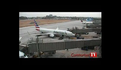 Kaliforniya’da uçak otoyola düştü