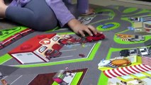 Enfants en jouant avec jouets déballage vite voie boîte dallumettes des voitures et camions fosse Roi intérieur