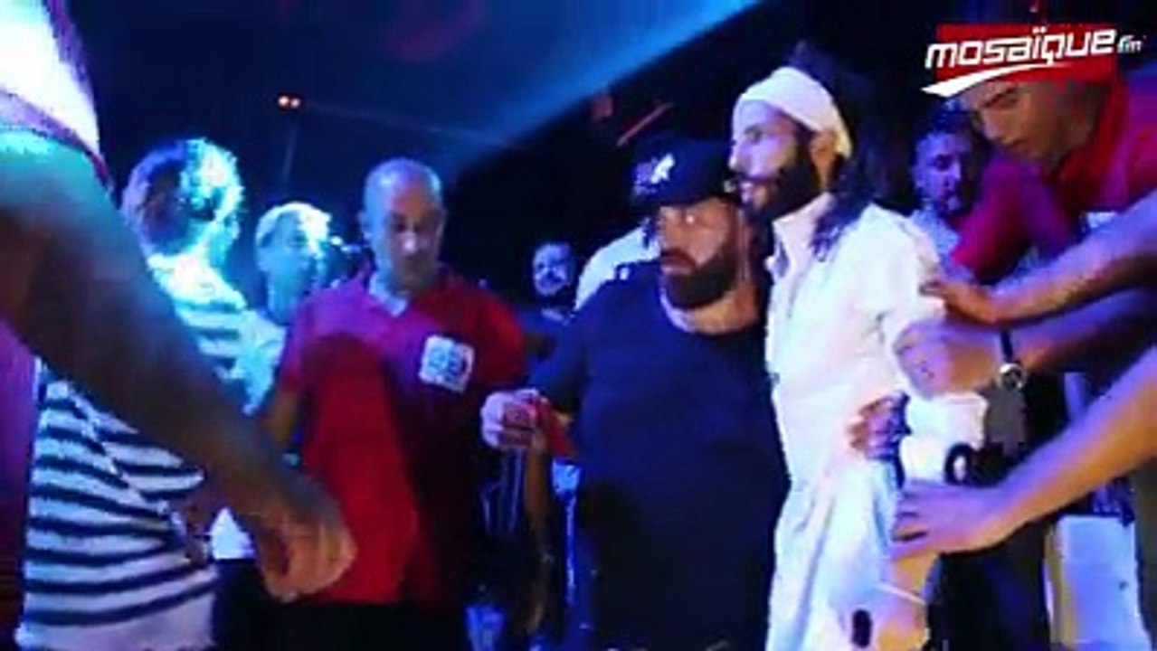 متحدّيا المرض: كافون على المسرح ويغنّي حوماني