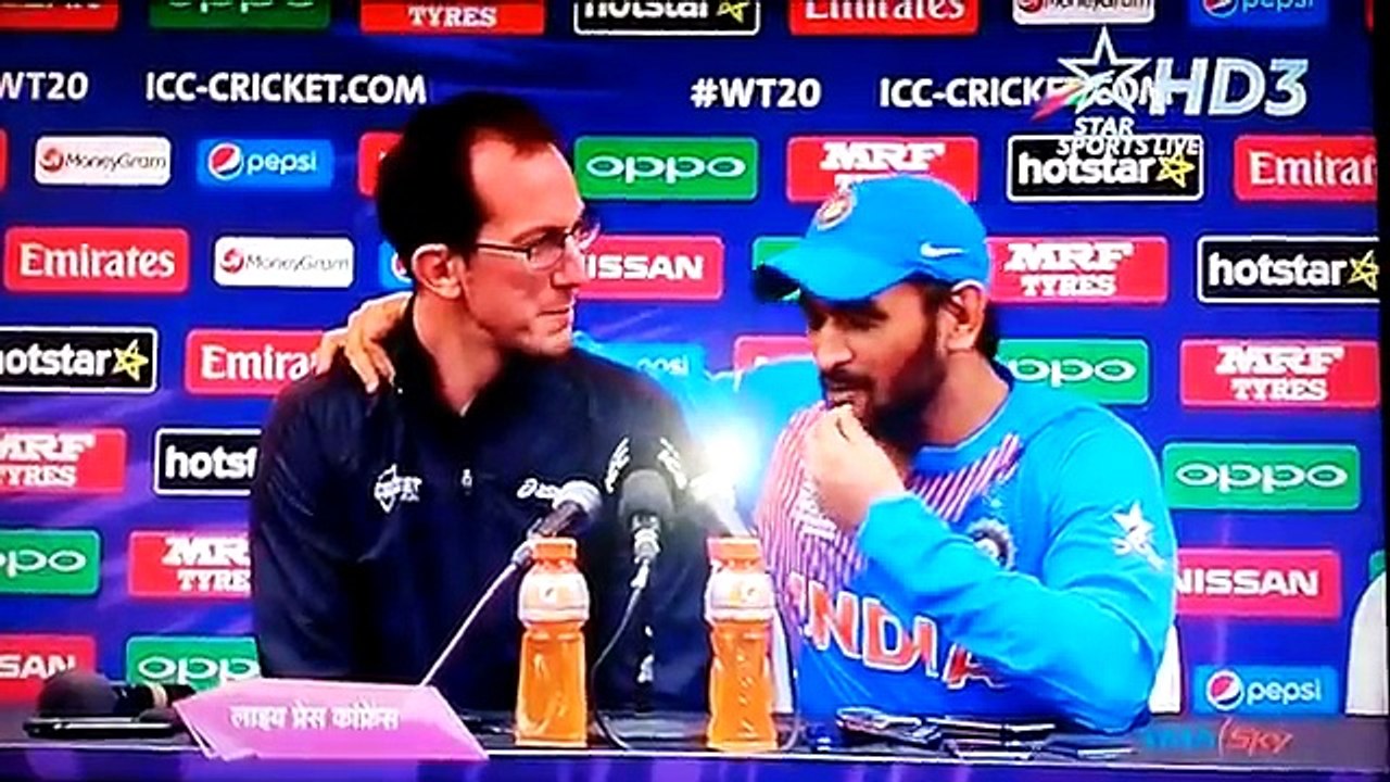 MS Dhoni call an Aussie journalist on stage takes a dig at him