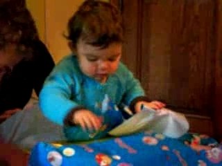 Amaury ouvre ses premiers cadeaux