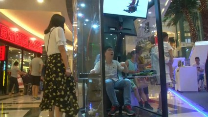 حجيرات العاب الفيديو حلا للأزواج الفارين من التسوق مع زوجاتهم
