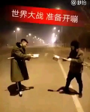 Pépouzes, ils se tirent dessus avec des feux d'artifice