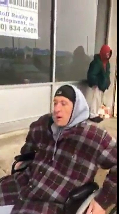 Un escroc dans une chaise roulante se fait drôlement exposer !