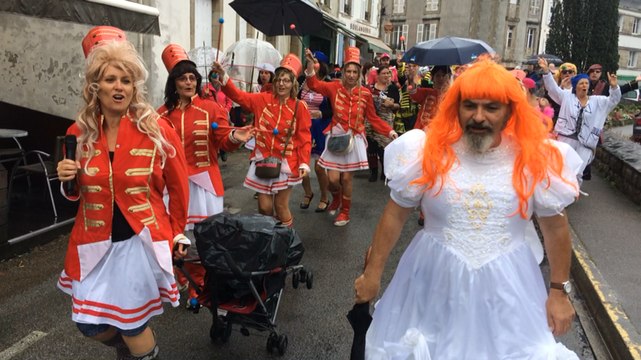 Défilé sous la pluie pour les Gras d'été 2017 à Douarnenez