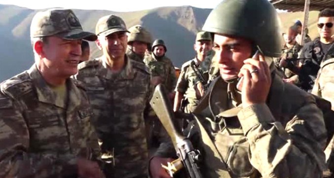 Genelkurmay Başkanı Hulusi Akar, Yüksekova'da Askerlere Sürpriz Yaptı