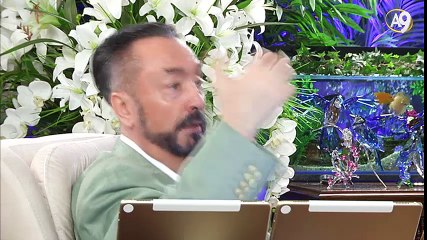 Münafık hırsla malı yığıp biriktirir. Müslüman ise malını Allah için sürekli dağıtır.