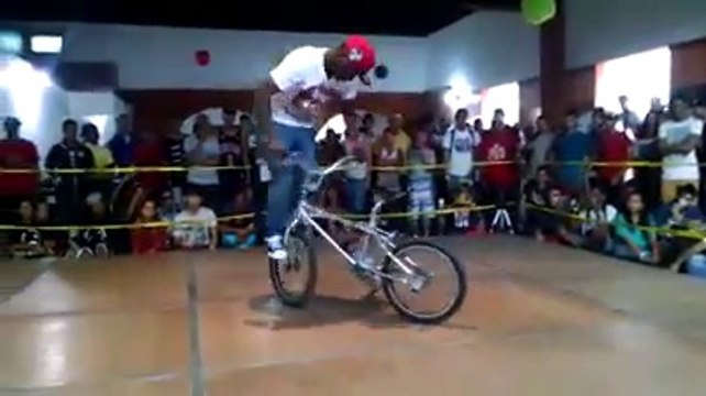dance hip hop avec vélo BMX