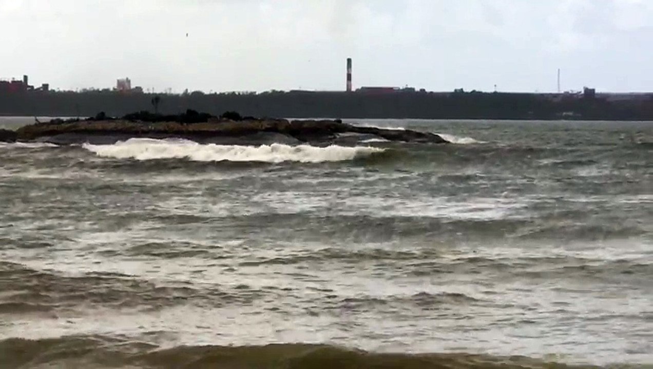 Ressaca do mar de Camburi