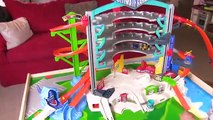 BIGGEST HOT WHEELS ULTIMATE GARAGE PLAYSET Shark Attack Disney Cars Toys McQueen kids Toys