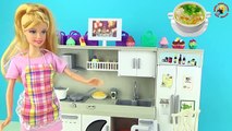 Poupées jouer jeunes filles pour et dessin animé sur Maman cuit avec des poupées de bébé jouer cuisine