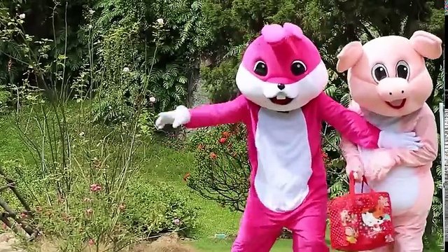 BAD FROZEN ANNA CUTS ELSA´S HAIR KNIFE FAIL vs Spiderman Giant Foot! Funny in real life