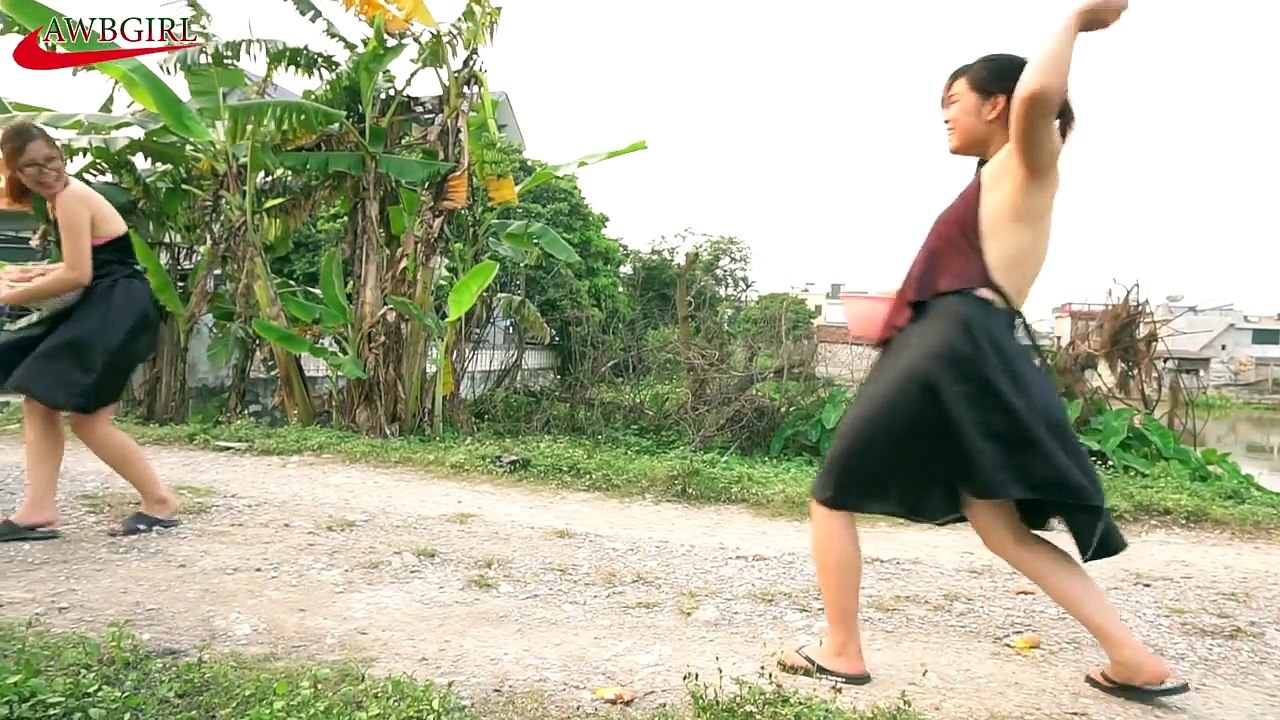 Cạn Lời 2 Em Gái Lấy Trứng Gà Ném Nhau-  Ra Sông Tắm Với Trẻ Trâu