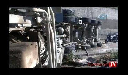 Kum yüklü kamyon ve servis minibüsü devrildi: 9 yaralı
