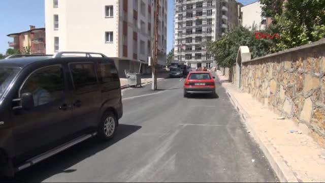 Sivas Elektrik Direği Yol Ortasında Kaldı