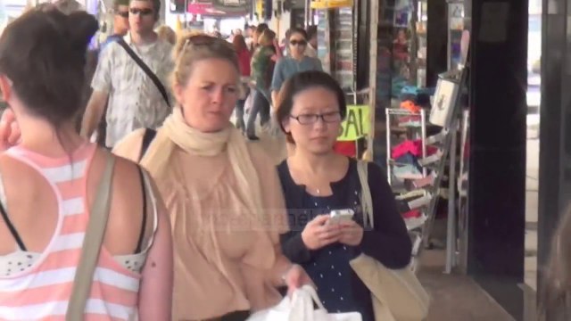 Gjobë kush kalon rrugën duke parë celularin - Top Channel Albania - News - Lajme