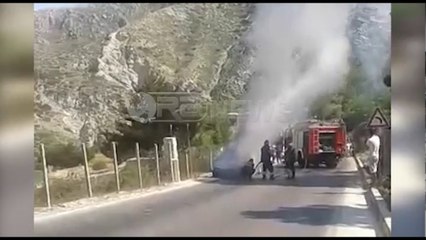 Ora News – Makina përfshihet nga flakët, bllokohet Qafa e Llogarasë