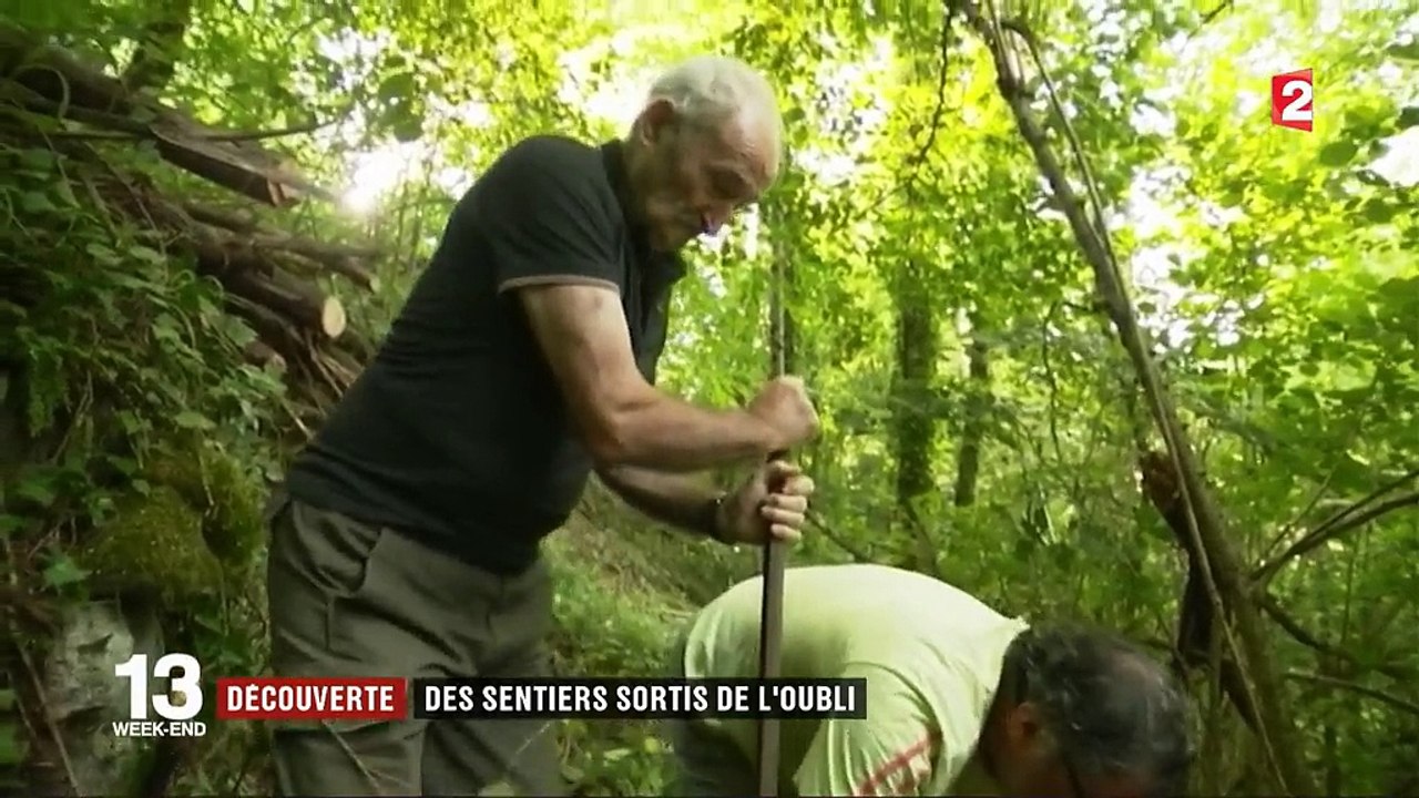 Ariège : des bénévoles rendent praticables des petits chemins oubliés