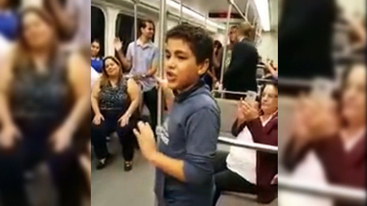 Niño predica de Cristo en el metro