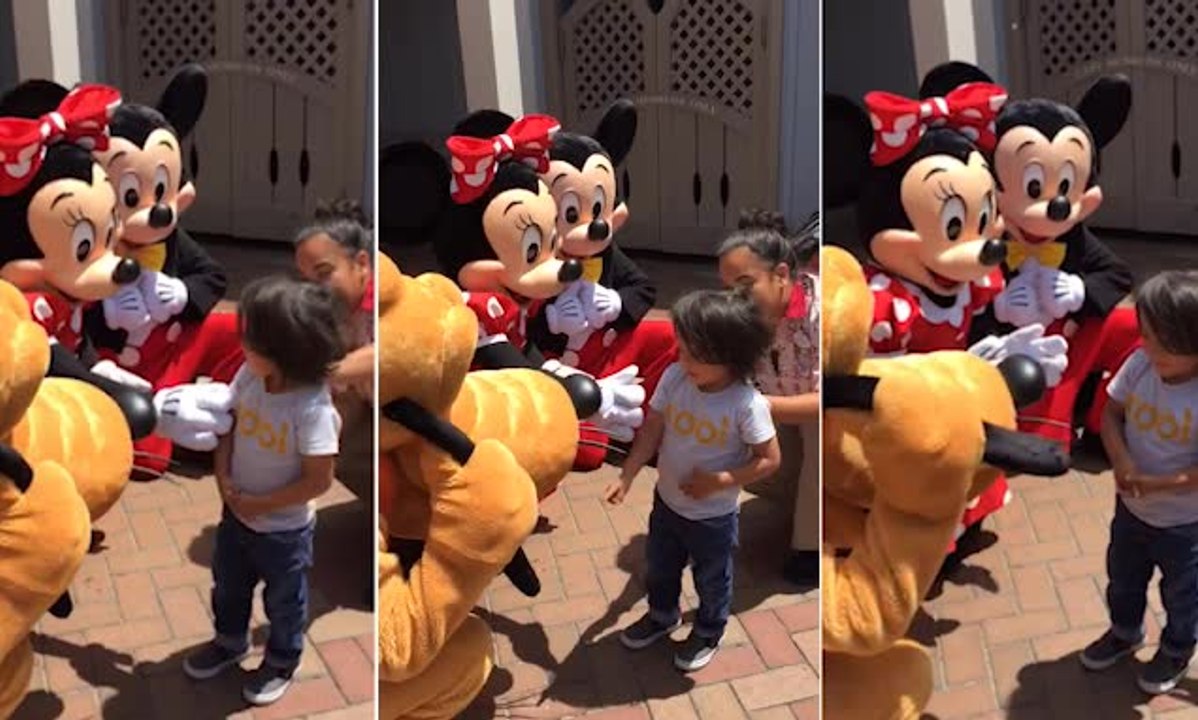 Un enfant sourd surpris par Mickey et Minnie Mouse!!