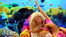 Et attaque par par combats dans amour parodie Princesse requin avec Moana disney barbie maui disn