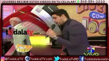 Camarógrafo golpea a Jochy Santos con la cámara en vivo-Divertido con Jochy-Video