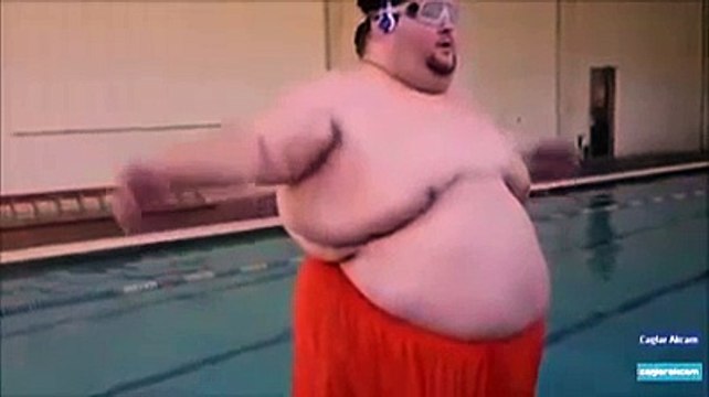 un gros qui saute dans une piscine
