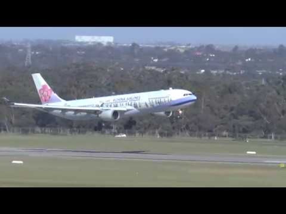 Passenger Planes Battle Gale Force Winds to Touch Down at Melbourne Airport