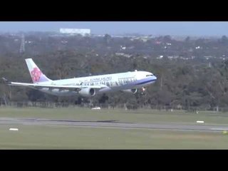 Passenger Planes Battle Gale Force Winds to Touch Down at Melbourne Airport