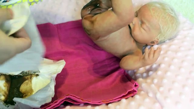 Y bebé cambio pañal muñeca bebida explosión alimentación mea mierda caca cacas silicona silicona mojado