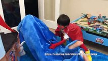 Ataque Delfín cazar de niño tiburón superhéroe sorpresa juguetes tesoro camiseta Ryan toysreview