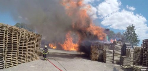 Palet Fabrikası Alev Alev Böyle Yandı