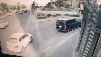 Iş Görüşmesine Giderken Kaldırımda Polisin Çarptığı 2 Arkadaş Yaşam Mücadelesi Veriyor