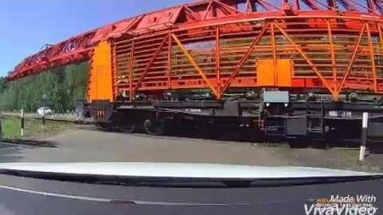 Un train plus long que prévu à un passage à niveau (Russie)