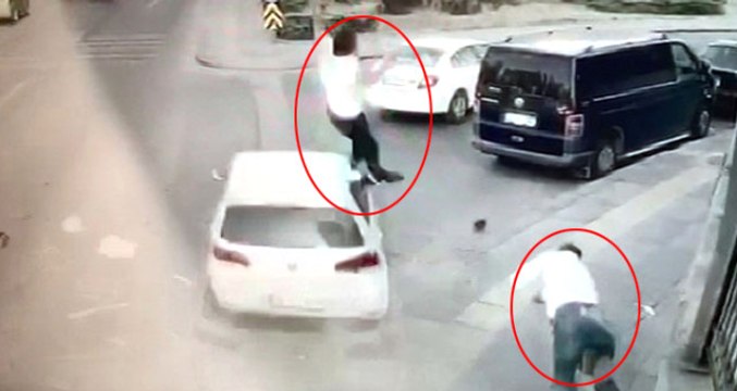 Polis, Kaldırımda Yürüyen İki Vatandaşa Çarptı! Havaya Fırlayıp Yere Düştüler