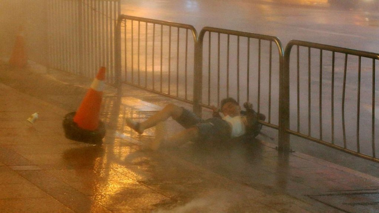 Taifun 'Haiteng' fegt über Taiwan