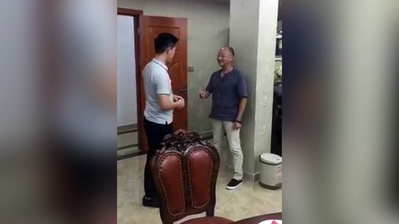 El profesor de artes marciales de acero: ¡Lo aguanta todo!