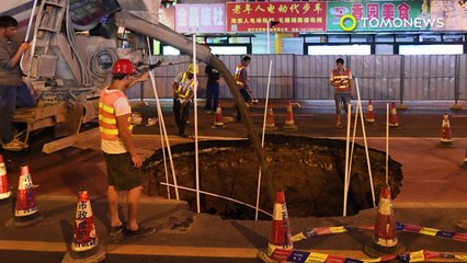 갑자기 나타난 싱크홀, 버스 한 대 집어삼킬 뻔
